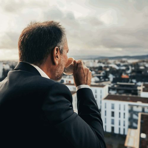 business-men-schaut-auf-stadt